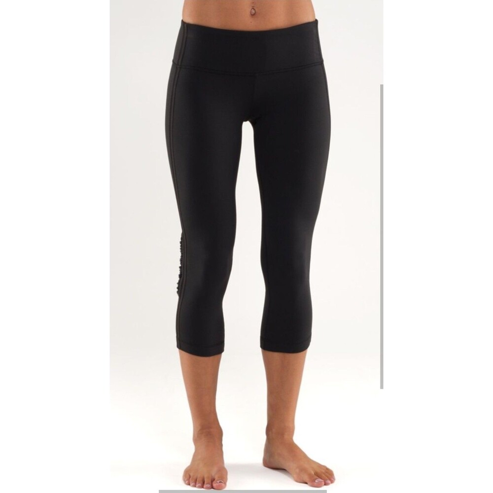 Lululemon sz 8 Wunder Under Black 21" Inseam Crop Leggings w/Side Ruffle Accent